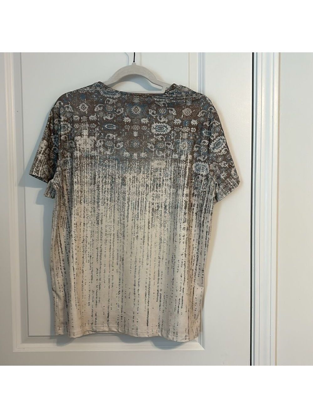 ✨ Women’s XL Gray Beige Ombre Paisley Print Short Sleeve Tee - Picture 3 of 3